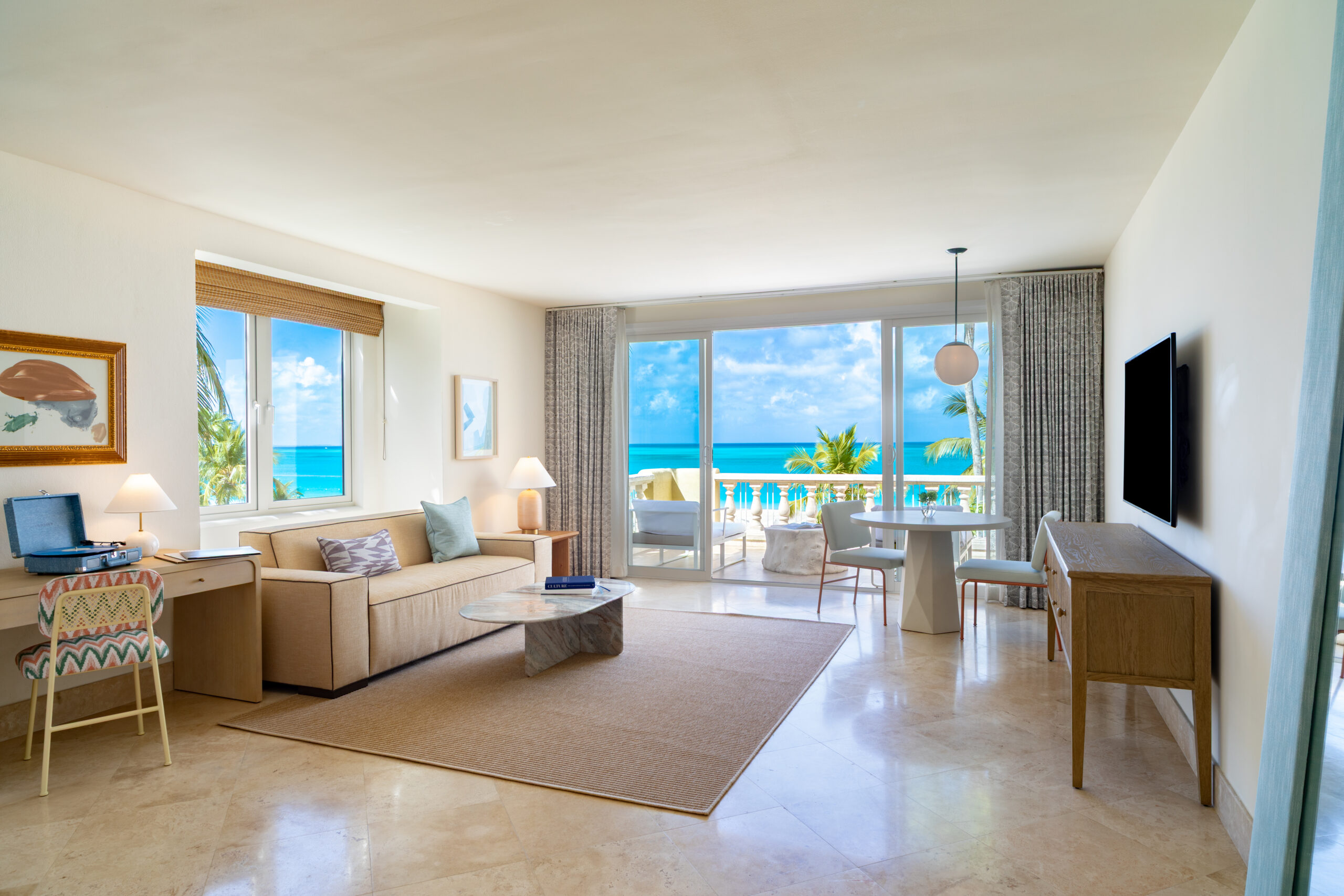 HotelLuxuryOneBedroom LivingArea1 Image